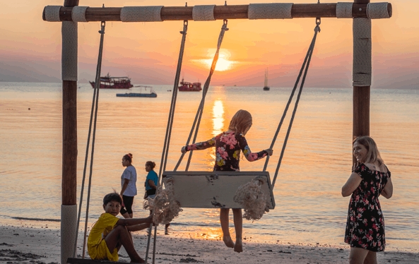 bambini a koh tao alle prese con l'altalena gigante